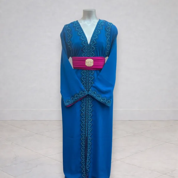 Caftan bleu avec intérieur rose