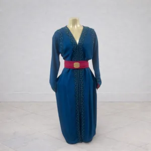 Caftan bleu avec intérieur rose