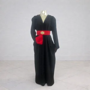 Caftan noir avec intérieur rouge