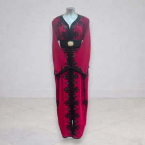 Caftan rouge avec ornements noir