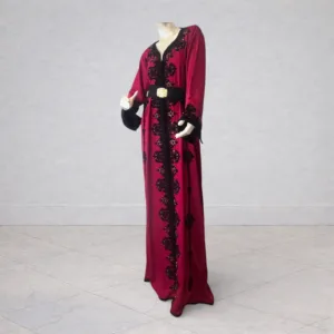 Caftan rouge avec ornements noir