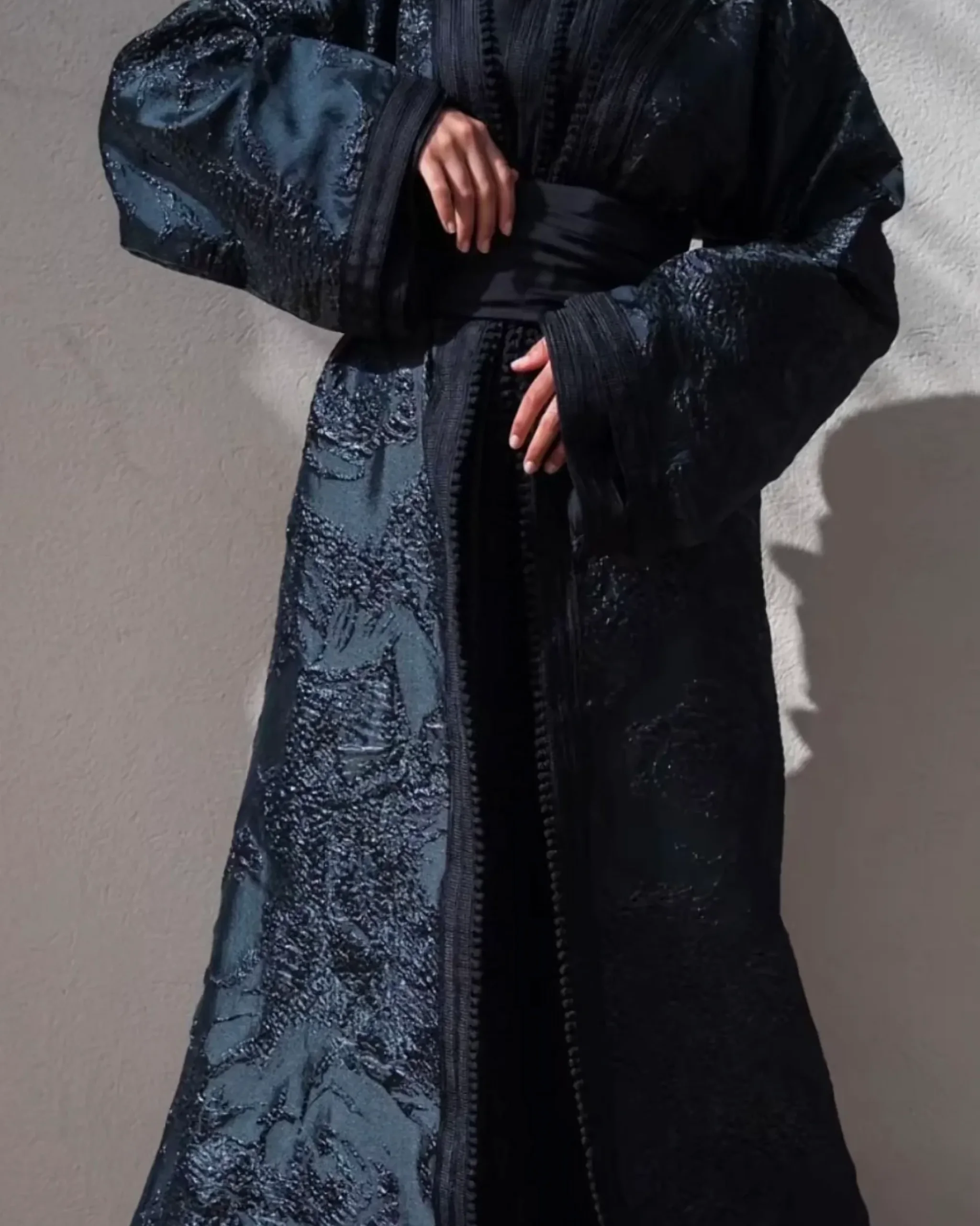 Abaya brodée noire et bleue